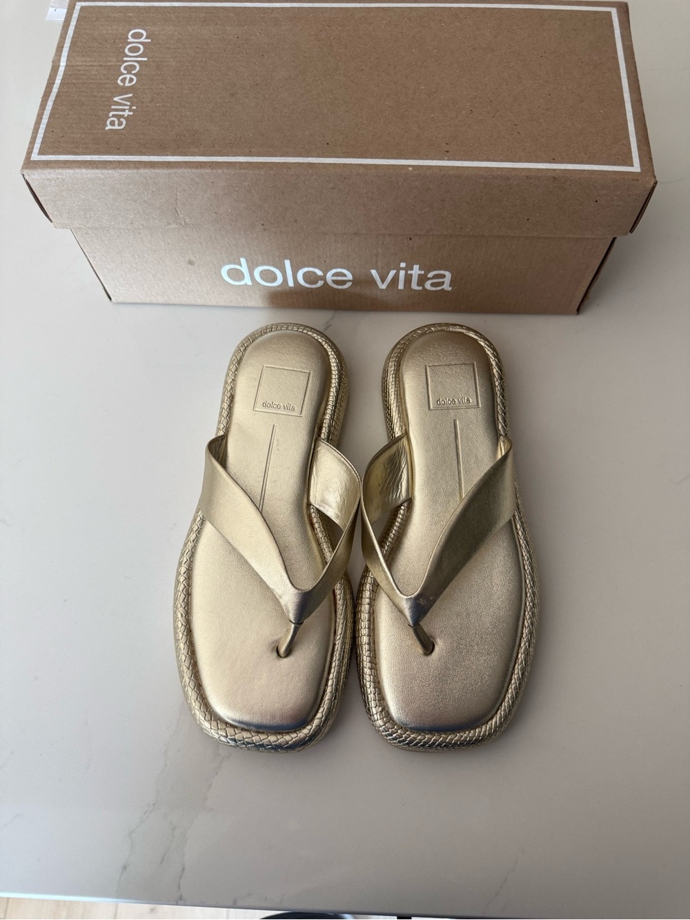 Dolce Vita Women's Metallic Gold Thong Sandals size 6.5